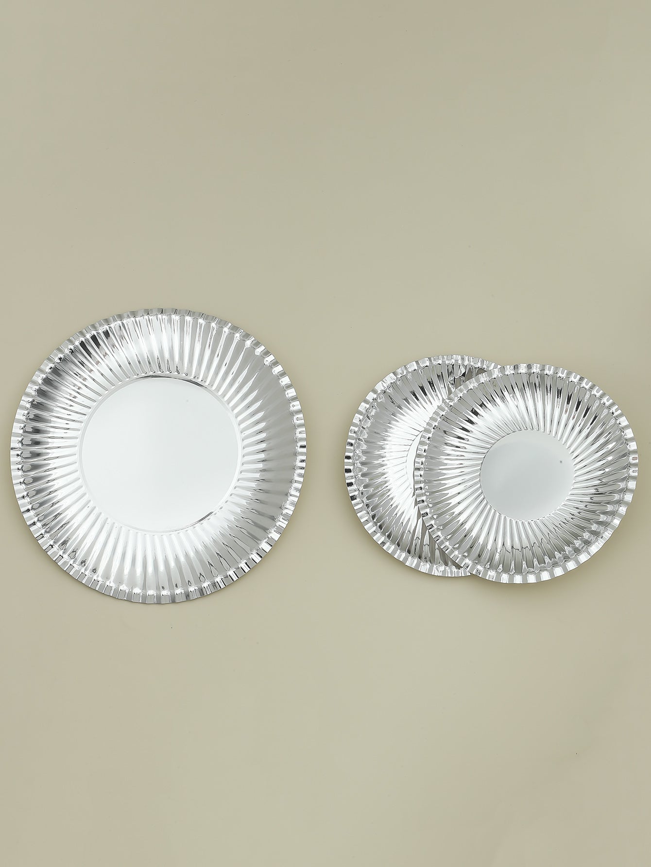 100pcs silver disposable dining plate, suitable for various occasions such as gatherings, parties, weddings, etc.